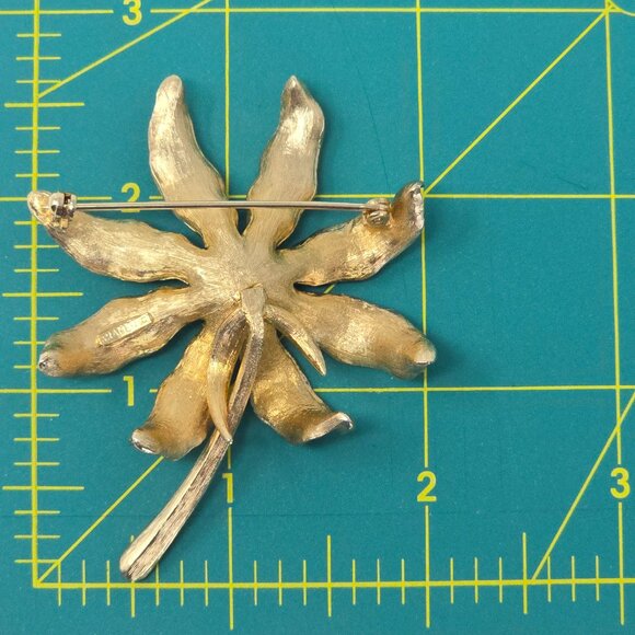 Vintage Kramer Blue-Green Enamel Flower Gold Tone Brooch Faux Pearl Center - Picture 7 of 8